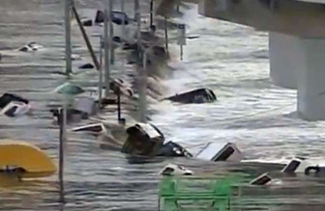 Autók hömpölyönek a japán szökőárban - videóval