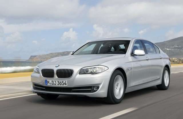 BMW M5 és hibrid 5-ös. Kínában