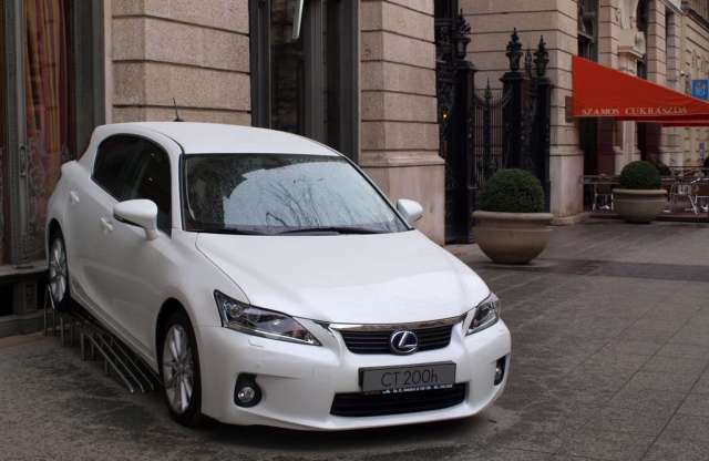 Trolipótló gazdagoknak – itt a Lexus CT 200h