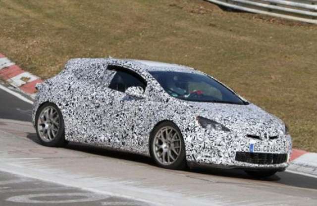 Versenypályán a 290 lóerős Opel Astra OPC