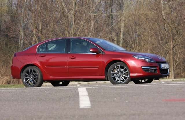 Nem para, ha megindul a fara – Renault Laguna 4Control teszt