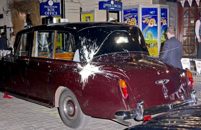 Hercegi esküvő kijavított Rolls-Royce-szal