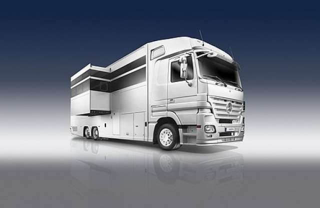 Guruló kastély Mercedesből