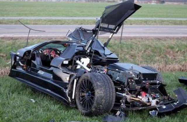Darabokra szakadt a Gumpert szupersportkocsi, a laza sofőr túlélte