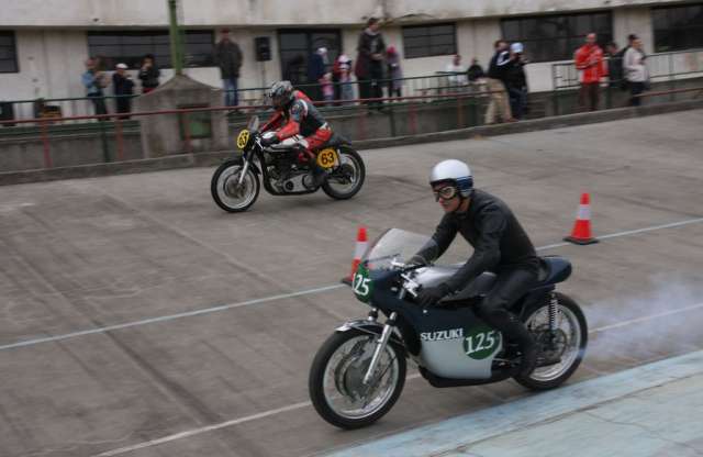 A pesti oválbeton a múltba vitt