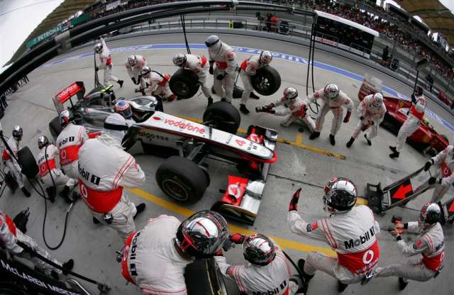 Button eltévedt a kormányán