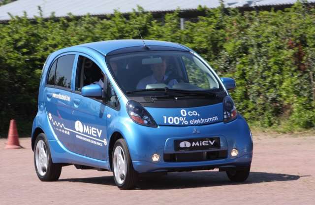 Hazai próbán az elektromos Mitsubishi