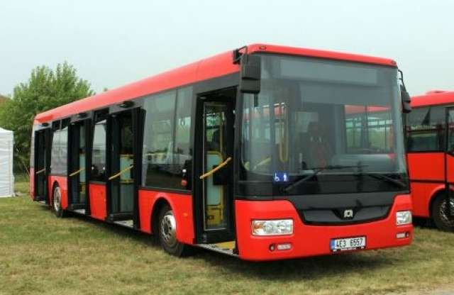 Elözönlötték a buszok a repteret