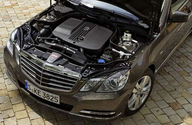 Több lóerő, kisebb étvágy – új motorok a Mercedestől