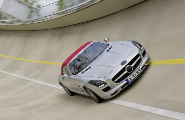 Sirályszárny vászontetővel – SLS AMG Roadster