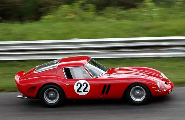 Kaliforniába viszik a leghíresebb Ferrarikat