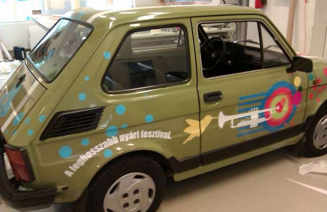 Mindenki bámulja a kidekorált kispolskit