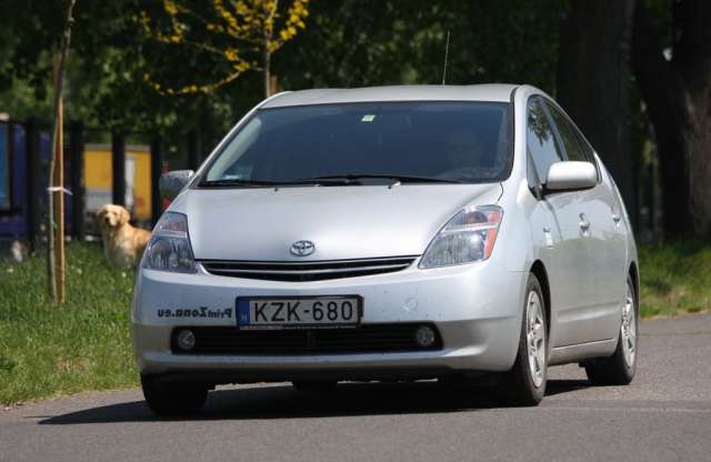Konnektorból tölthető Toyotát vezettünk