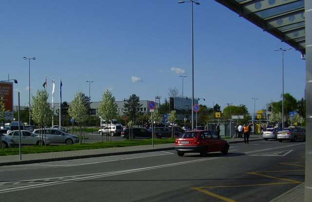 Zaklatás a reptéri parkolóban