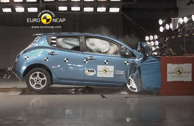 Új Focus és elektromos Nissan ütközése