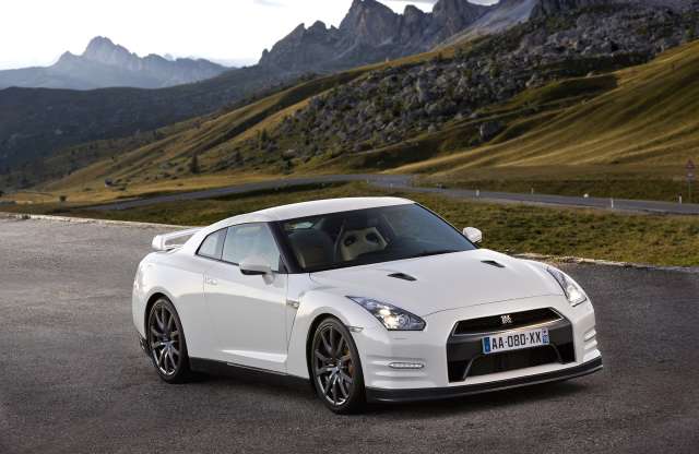 Ma még 340 km/órát írnak a bordó bőrbe