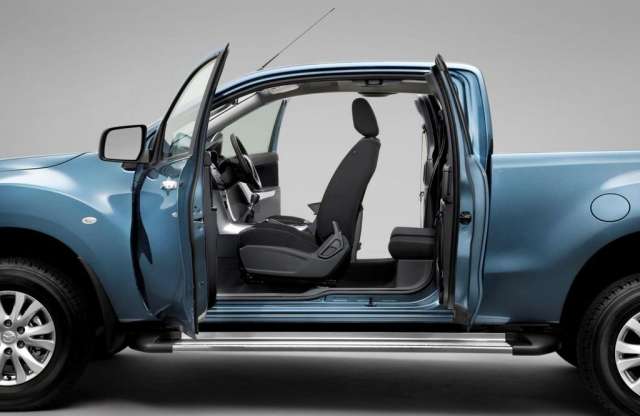 Sportkocsi teherautónak álcázva