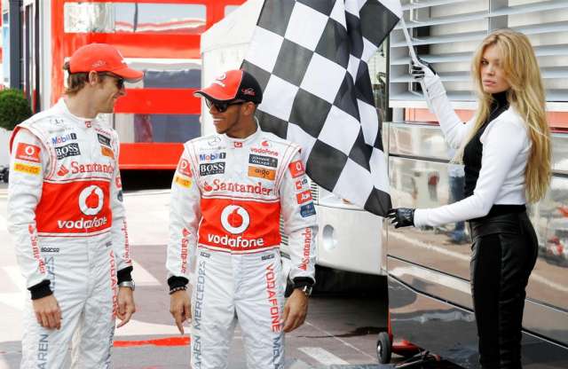 Button dalra fakad, Hamilton gitáron kíséri