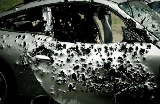 Döbbenet! Szó szerint szitává lőttek egy Porschét