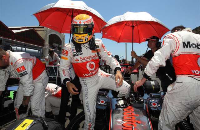 Hamilton már jövőre mehet a Red Bullhoz