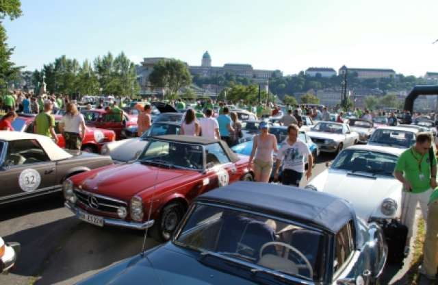 Forgalmi dugót okozhatnak holnap a veteránautók Budapesten