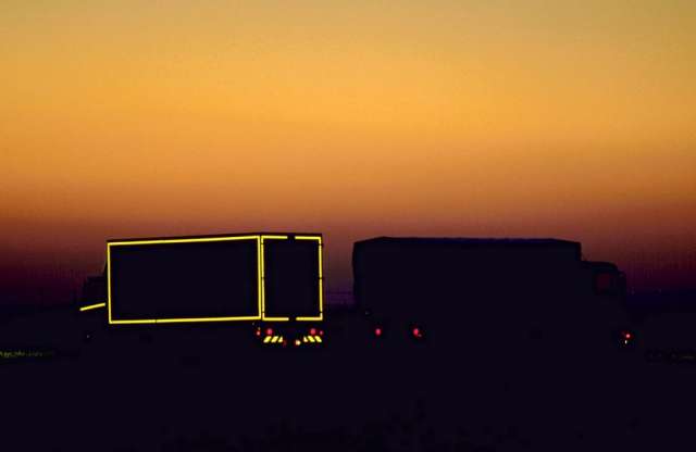 Láthatóbbak lesznek éjjelente a kamionok