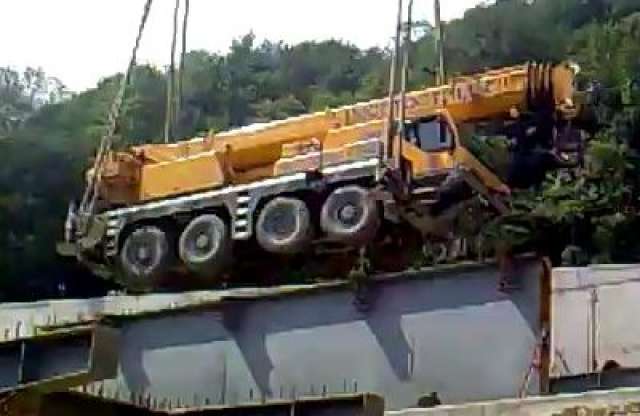 Mélybe zuhant egy darusautó