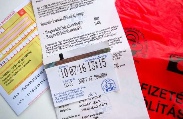 Háromszoros parkolási bírsággal jön csak értesítés