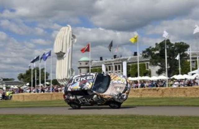 Világrekord: két kerékre vágott Nissan Juke