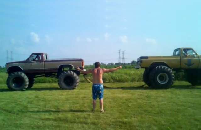 Videón a borulással végződött autós kötélhúzás