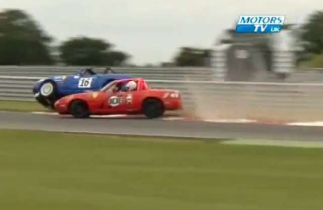 Horrorisztikus versenybaleset Mazda MX-5-tel