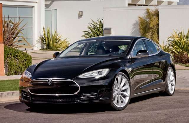 Egymillió dolláros kötbér a Tesla S-re
