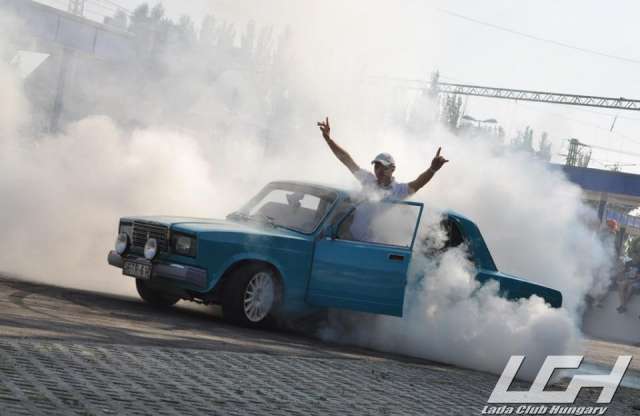 Gumifüstölés és csajos kocsimosás a 10. Lada Találkozón