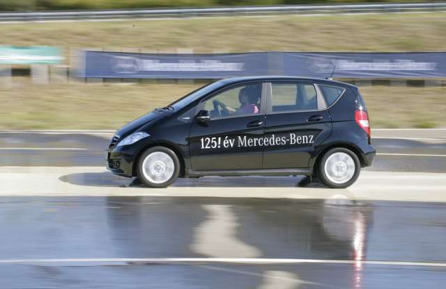 Nőket tanít vezetni a Mercedes