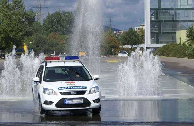Tucatnyi rendőrautó csúszkált a vizes kanyarokban