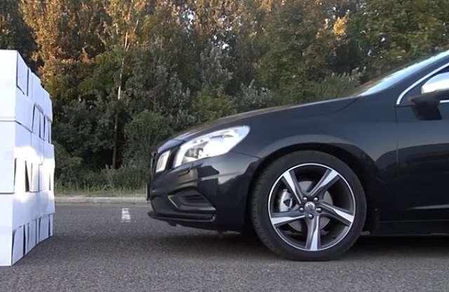 Fal állította meg a Volvót