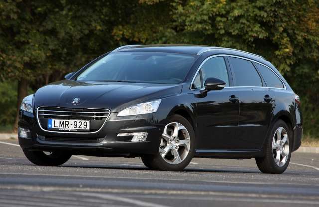 Formás popsival mindent visz: Peugeot 508 SW teszt