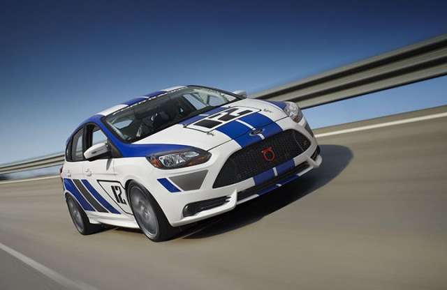 Valódi versenyautó Ford Focusból