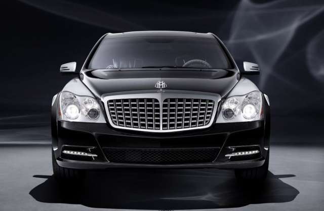 Százmilliós luxusautó születésnapra