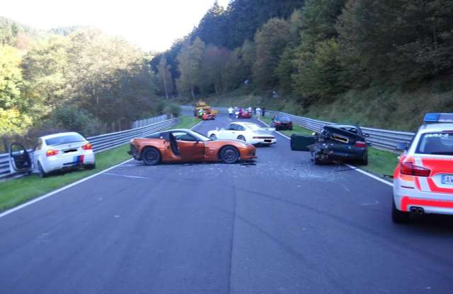 Tömegkarambol a Nürburgringen: 8 rommá tört sportkocsi, 1 súlyos sérült