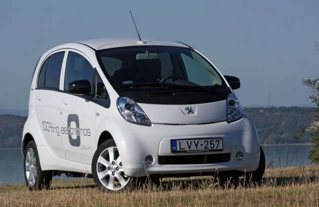 Villanyautóval a Balatonra? Megcsináltuk. Peugeot iOn teszt