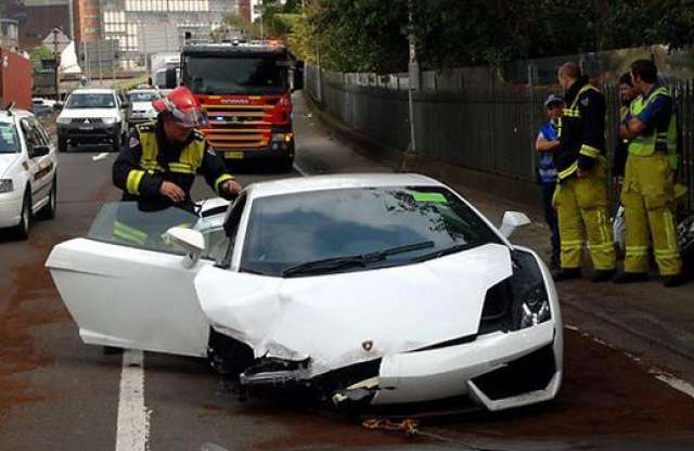 Pánikba esett, összetörte a Lamborghini Gallardót