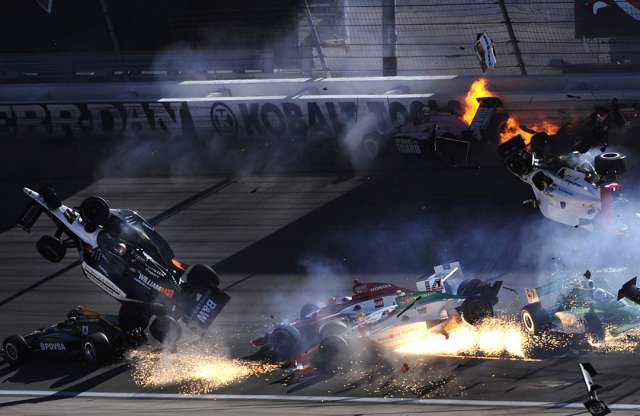 Halál a versenypályán: elhunyt Dan Wheldon, az Indy 500 bajnoka