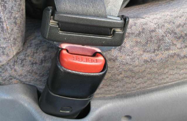 Kit büntet a rendőr a biztonsági övért?