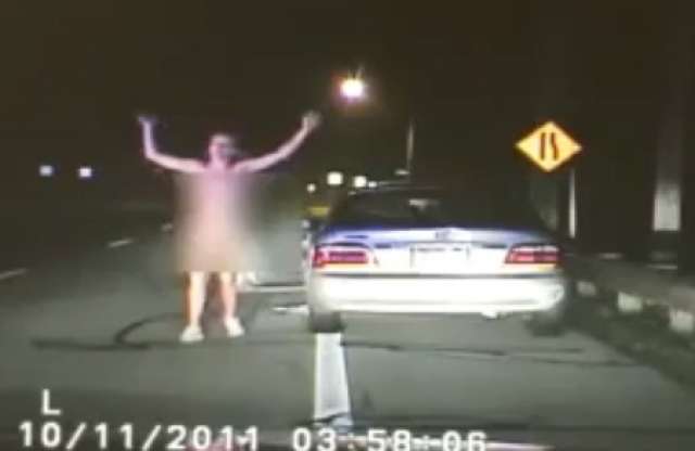 200 km/órával menekült a pucér nő a rendőrök elől