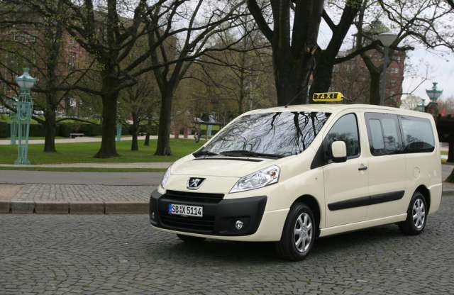 Taxis demonstráció bénítja délután Budapest közlekedését