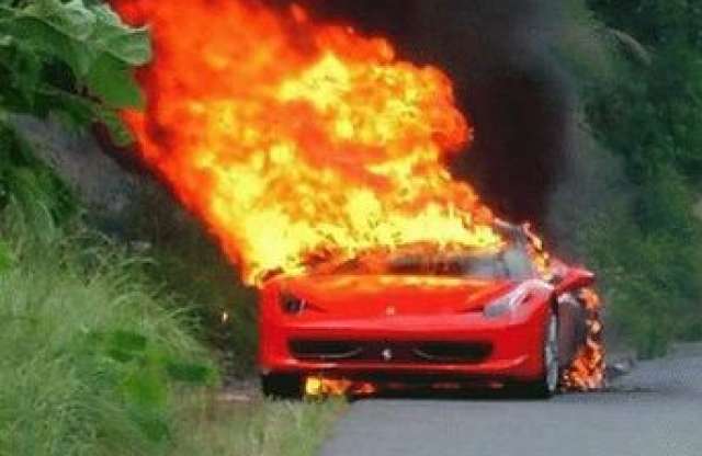 Kigyulladt egy Ferrari FF