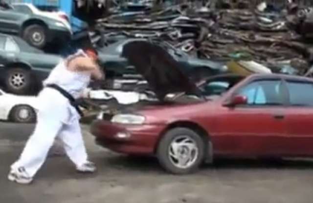 Puszta kézzel verte totálkárosra, majd felgyújtotta a Suzukit