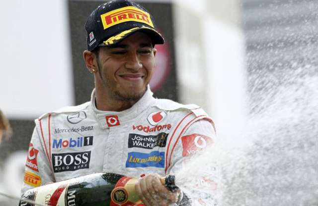 Abu Dhabi: Hamilton győzött, Vettel kiesett