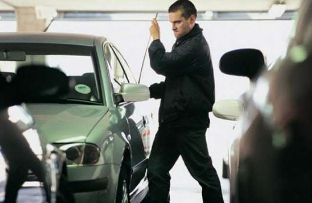 Fényes nappal, kamera alól vitték el a Yarist